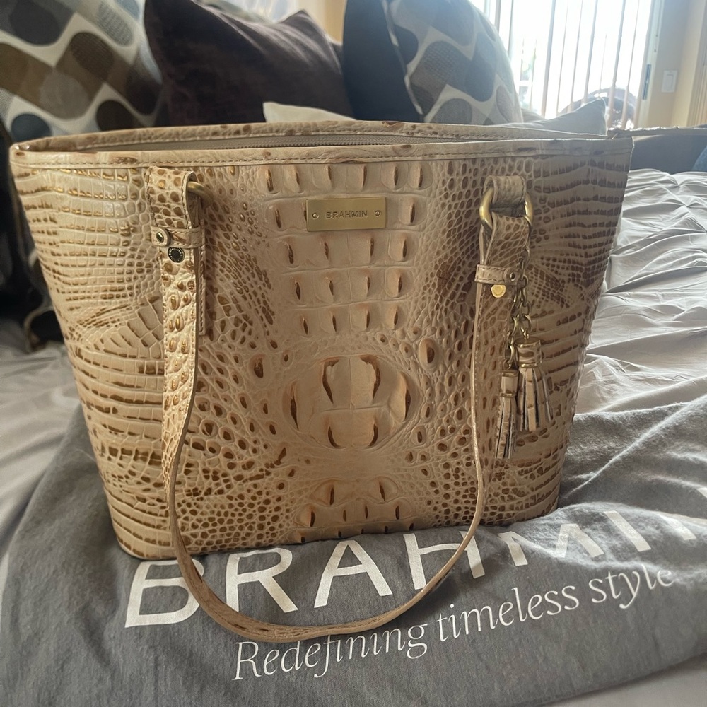 Beautiful Brahmin for the Brahmin lover! Perfect color to go with everything